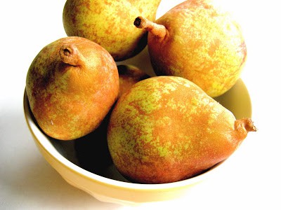 a bowl of pears 