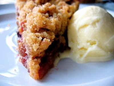 close up of huckleberry fig crumble tart 