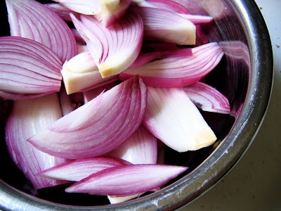 bowl of raw onions