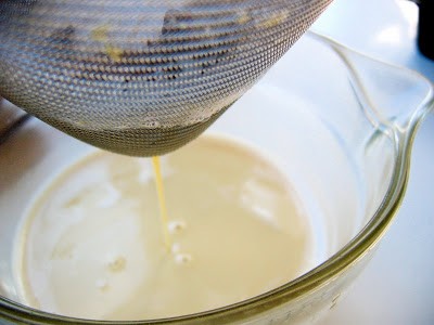 eggs and sugar mix through a sieve 