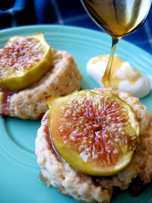 honey poured onto fig sonces 