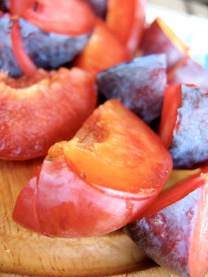 slices of plums on chopping board