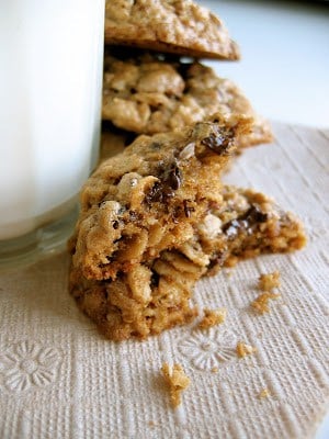 chocolate cookies and milk 