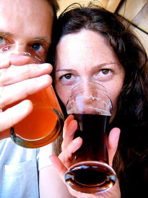 couple drinking beer 