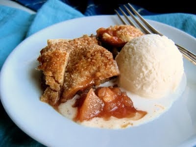 pandowdy with ice cream in a plate 