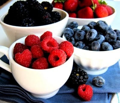 berries in mugs 