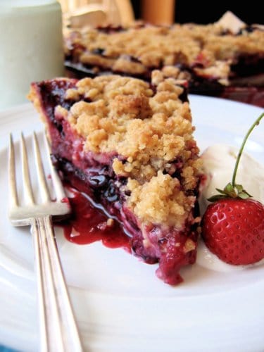 berry crumble slice 