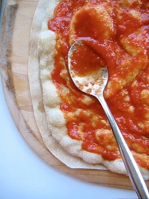 tomato sauce spread on pizza 