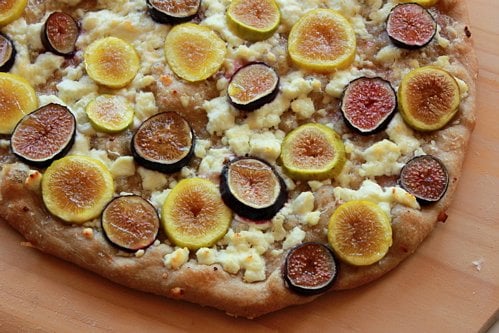 fig topping on flatbread pizza 