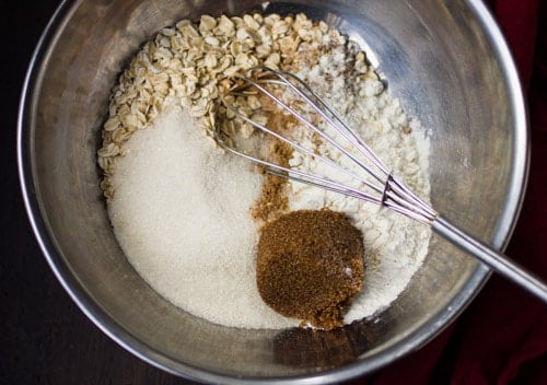 oats and sugar in a bowl 