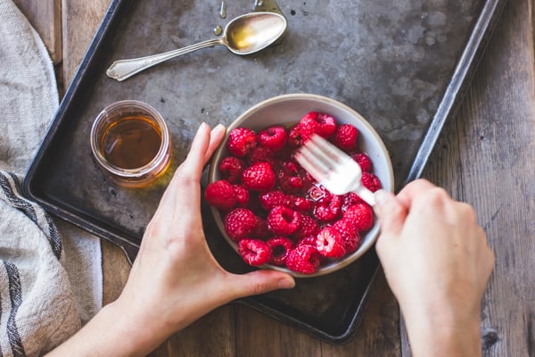 raspberries in bowl 
