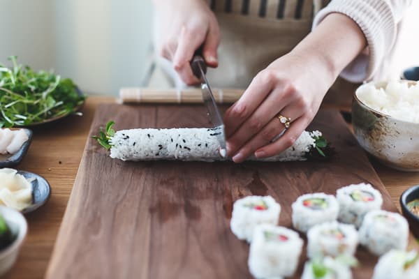 cutting sushi roll 