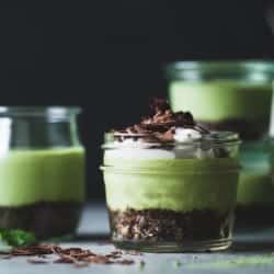 no-bake matcha mint grasshopper pies in jars {gluten-free, vegan}