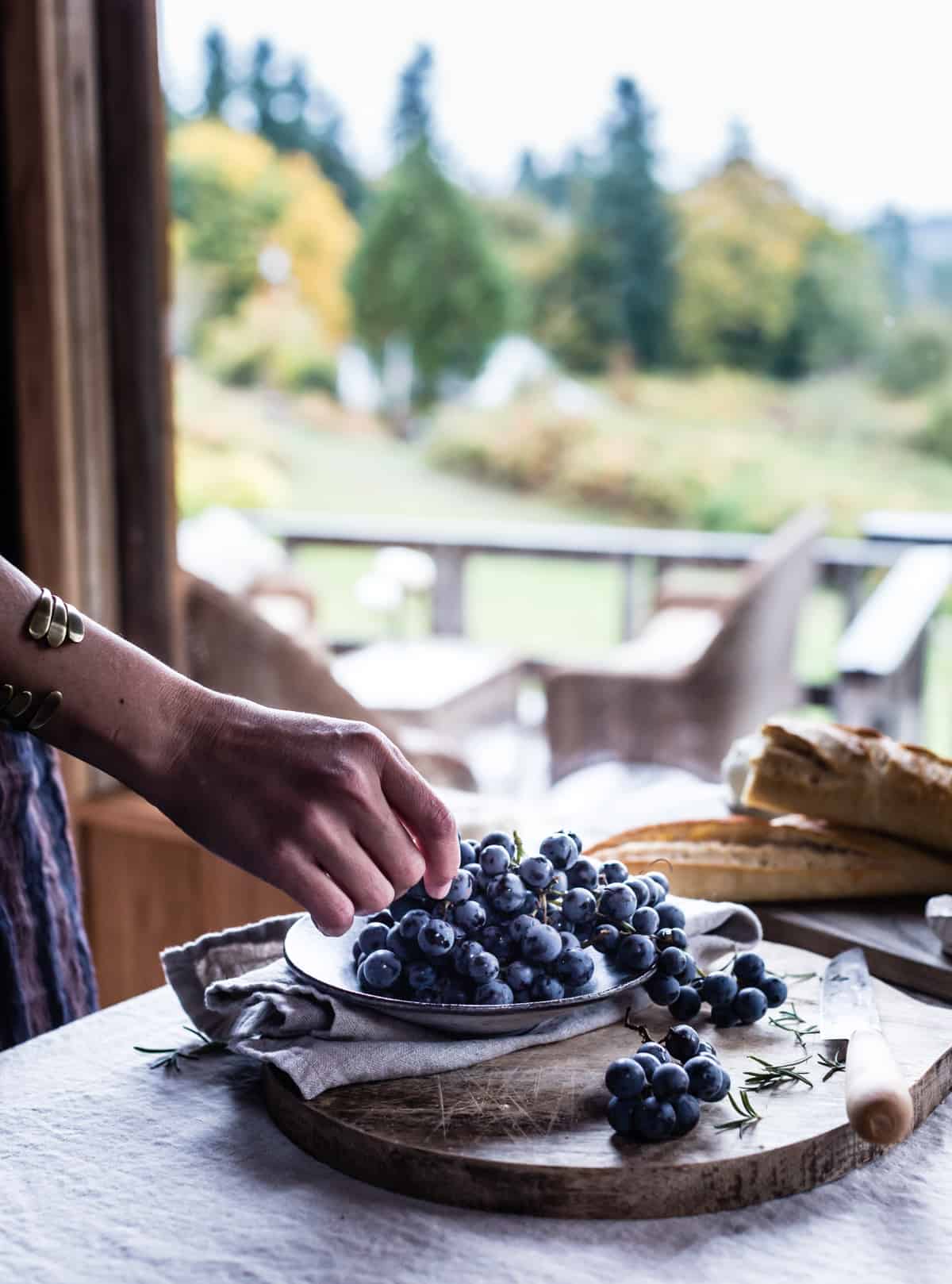 plate of grapes 