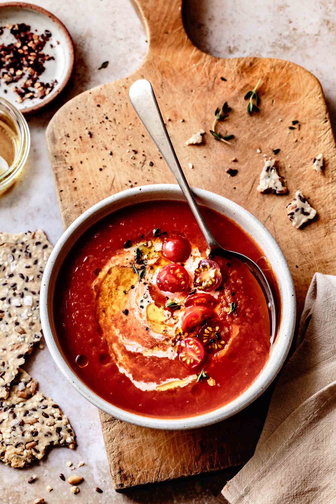 bowl of vegan roasted tomato soup with crackers