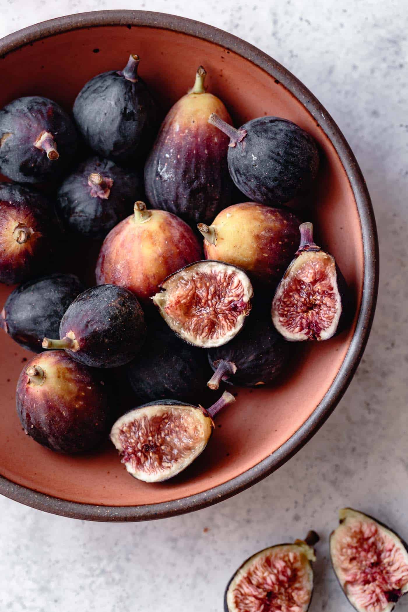 figs in a bowl