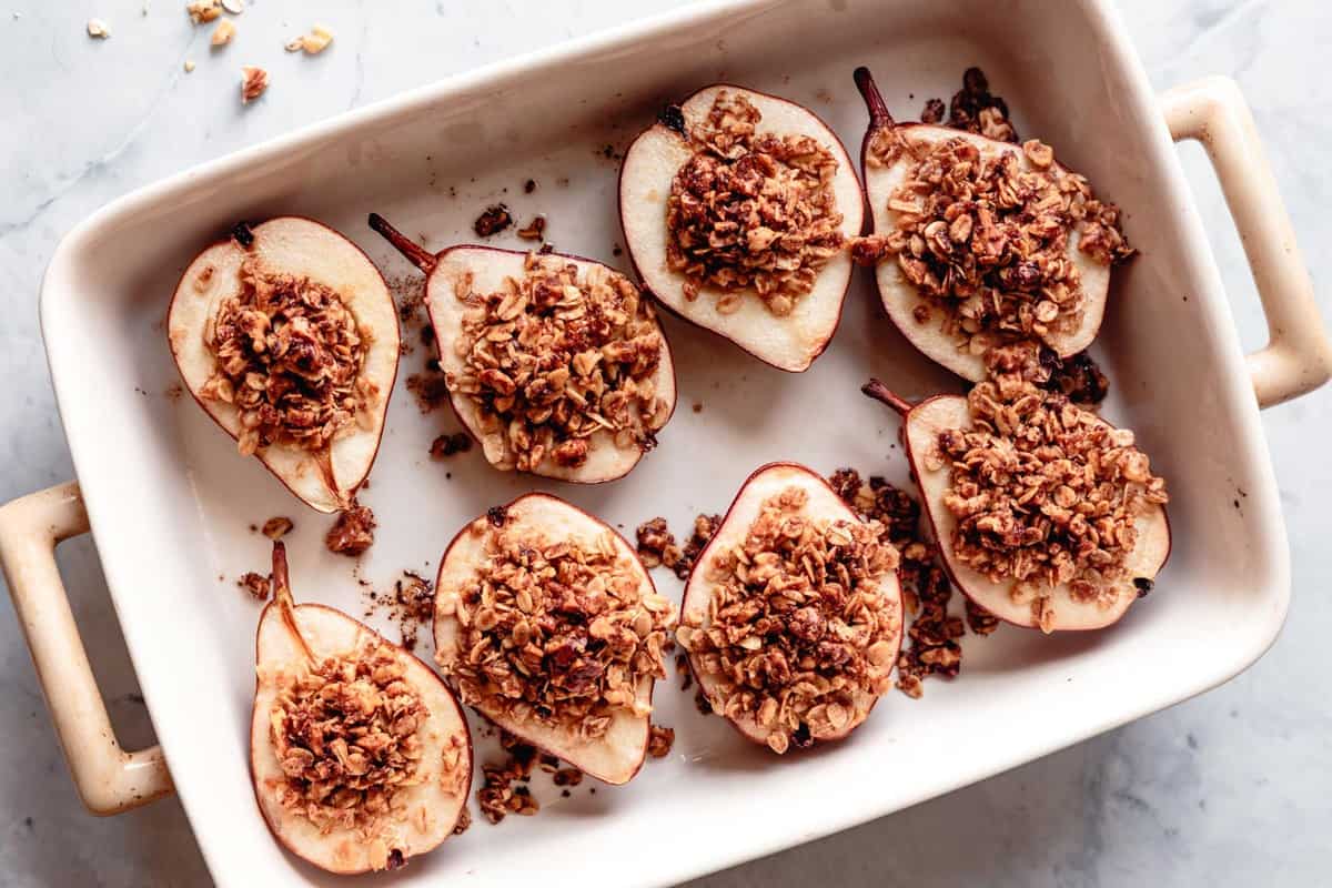 baked pears in the pan