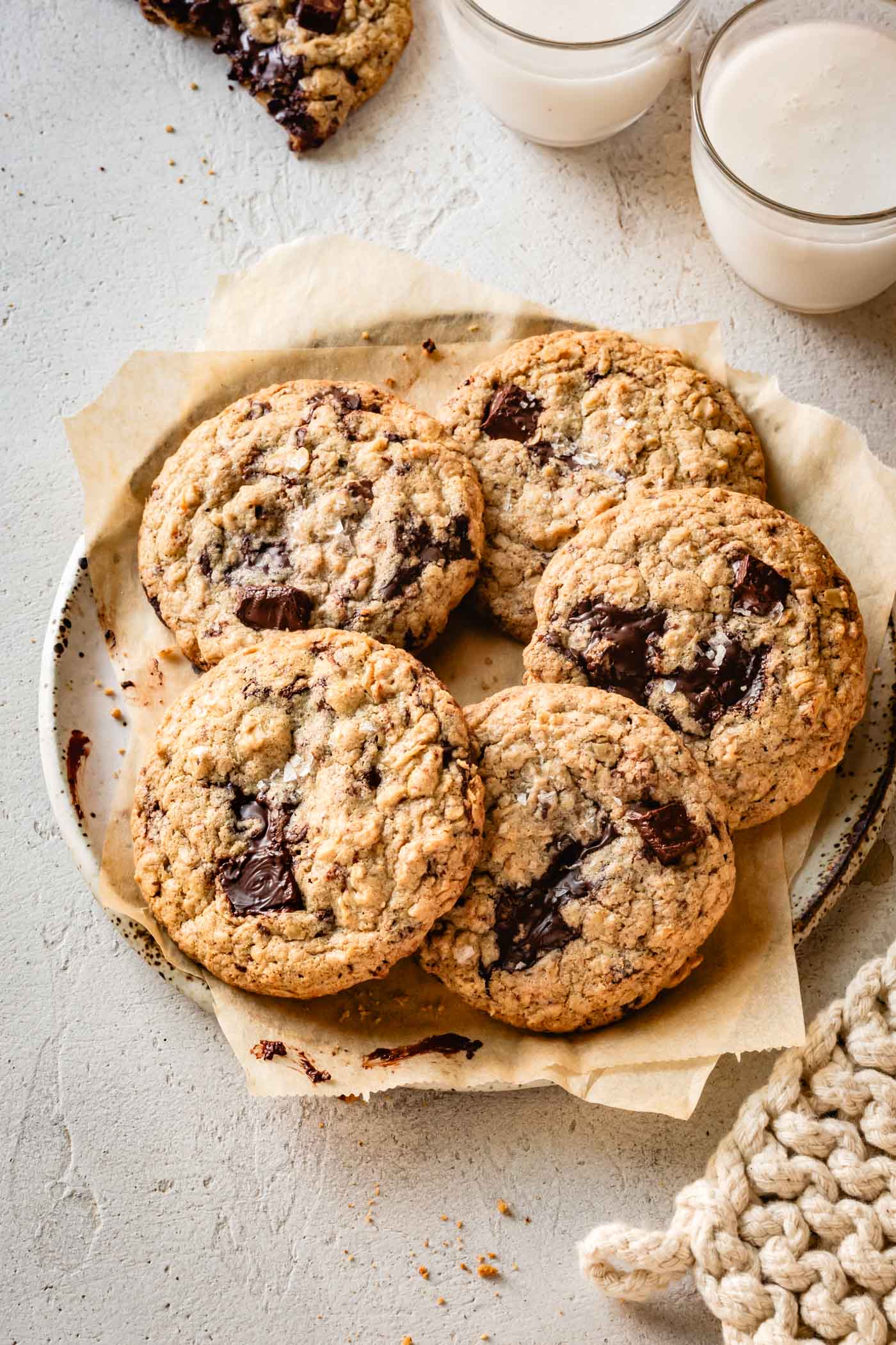 a wreath of cookies are arranged on a plate